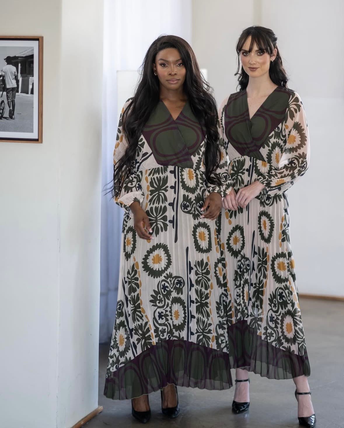 Maxi dress by Mastik, gorgeous green and burgundy jungle print with a v neck, finely pleated skirt i