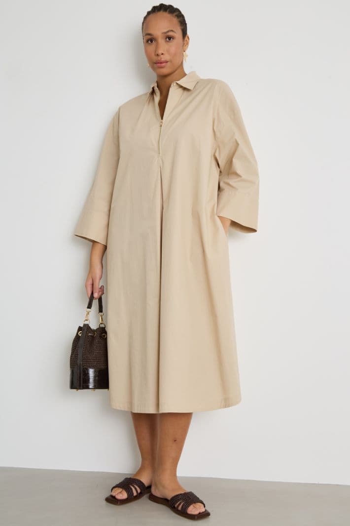 Beige cotton poplin loose shirt dress with a collar and pockets . Elegant but easy to wear. Size Sma