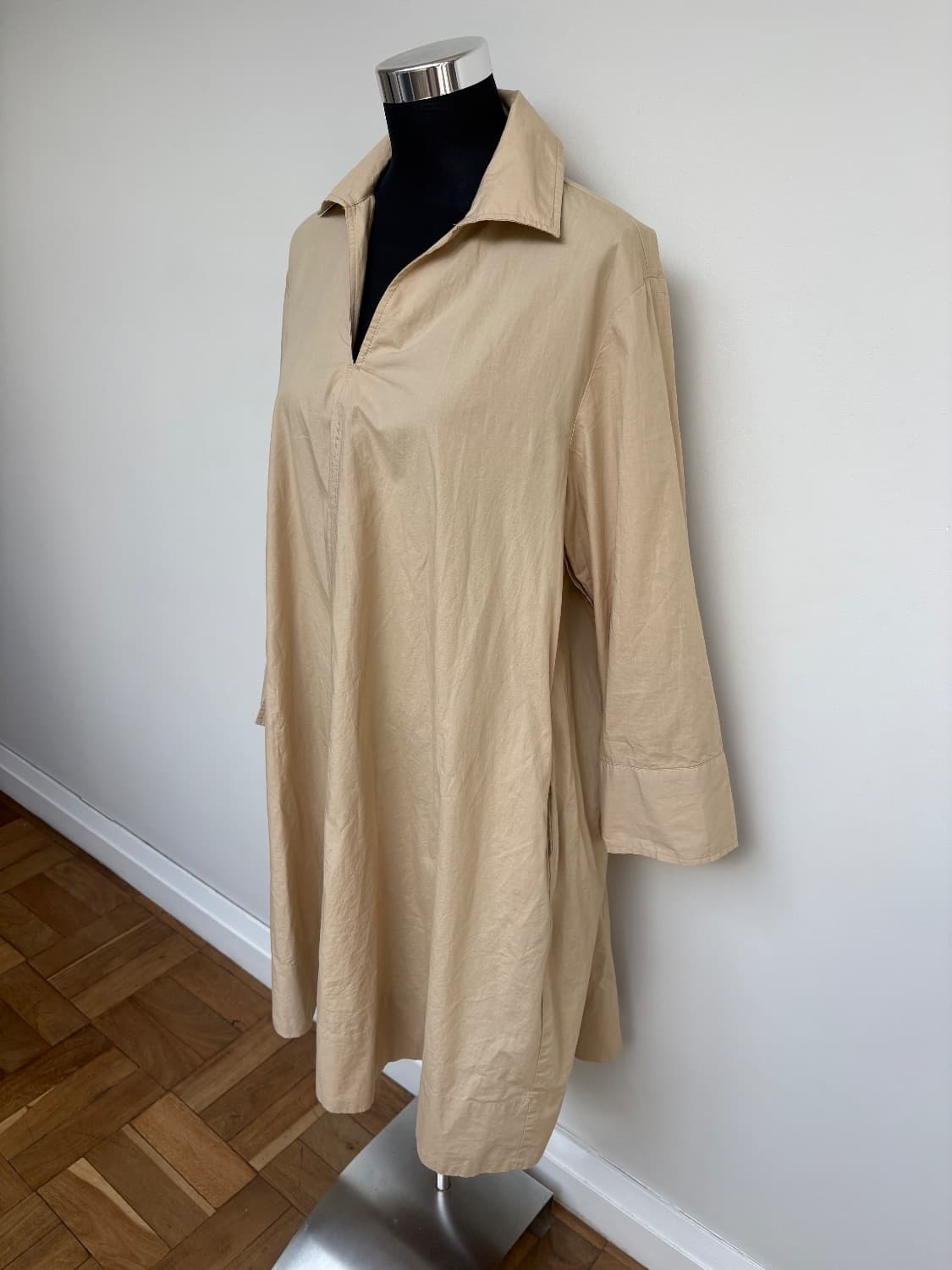 Beige cotton poplin loose shirt dress with a collar and pockets . Elegant but easy to wear. Size Sma - Image 2