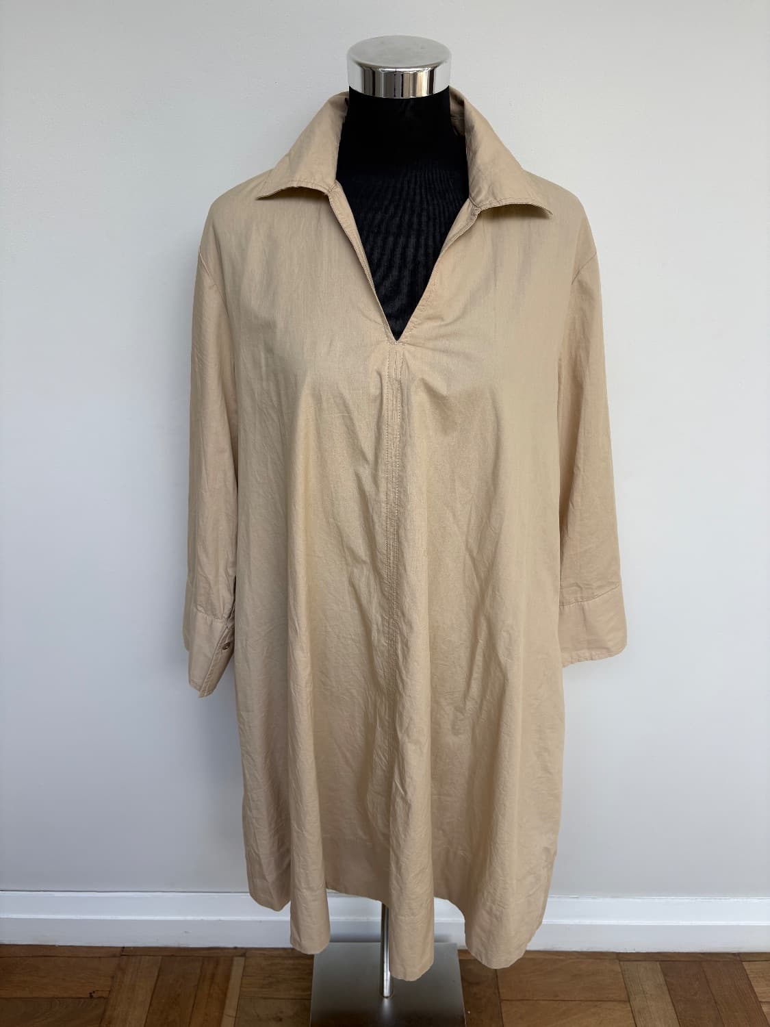 Beige cotton poplin loose shirt dress with a collar and pockets . Elegant but easy to wear. Size Sma - Image 3