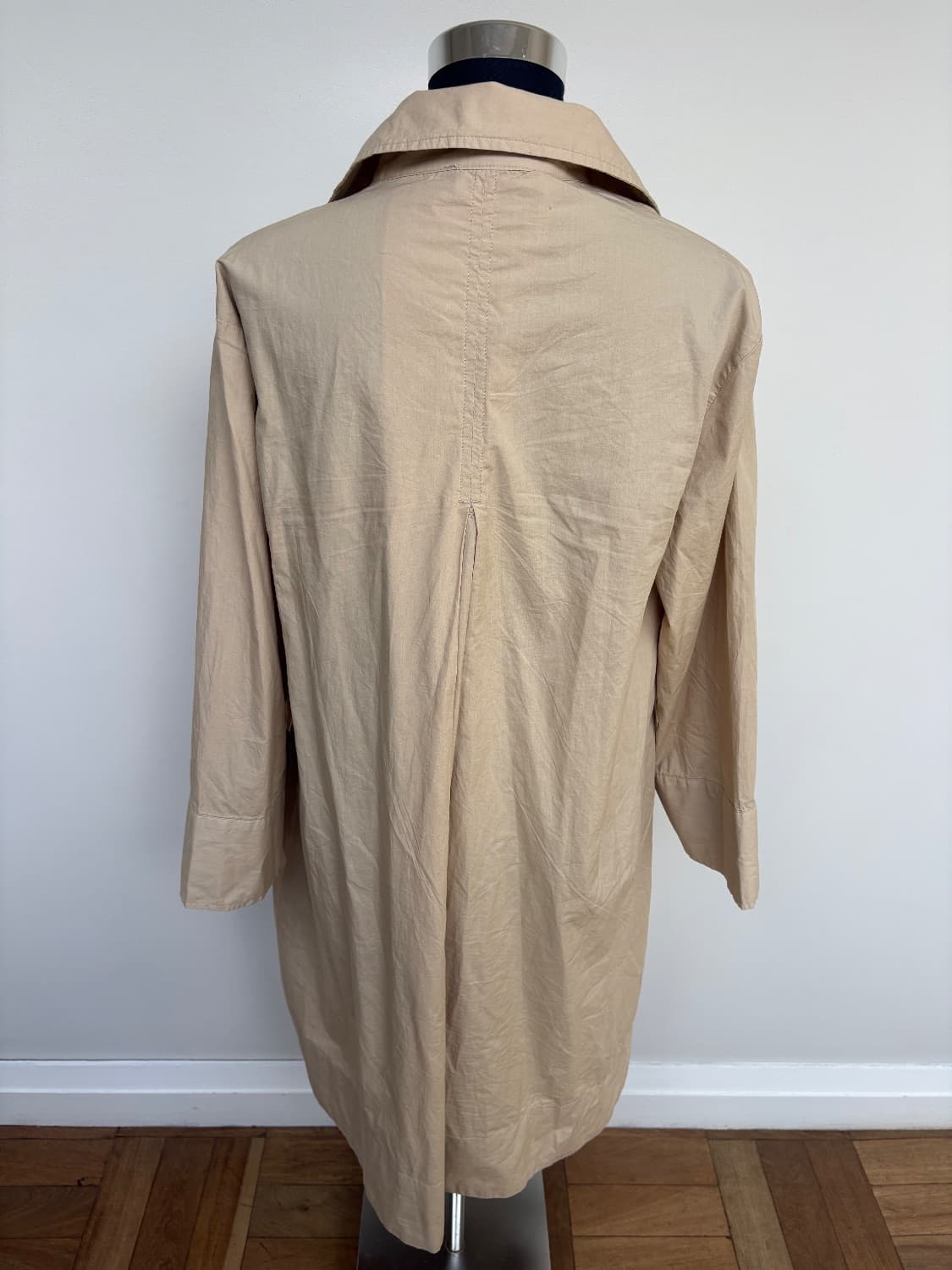 Beige cotton poplin loose shirt dress with a collar and pockets . Elegant but easy to wear. Size Sma - Image 4