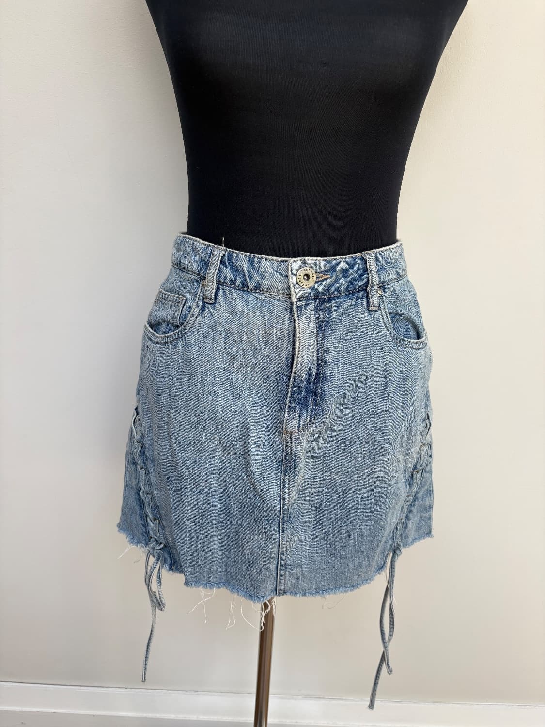 Denim mini skirt with lace up detail up the sides. So cute. Size Au10
