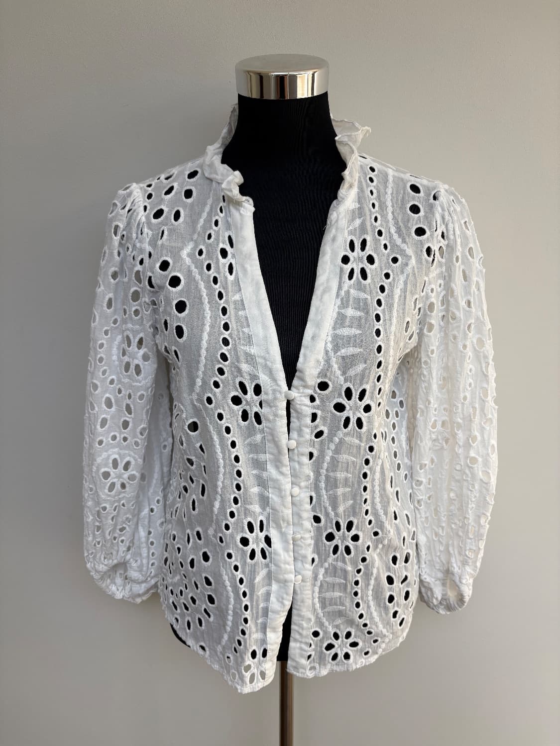 White Cutwork anglaise Blouse with baby buttons and slight puff shoulder . Size M  - Image 4