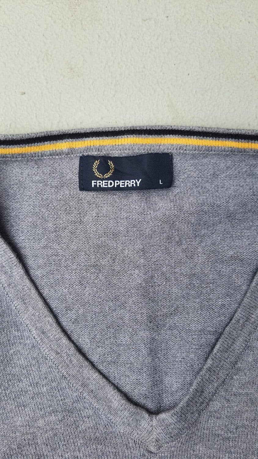 Fred Perry Men's Classic V-Neck Lightweight Sweatshirt - Image 2
