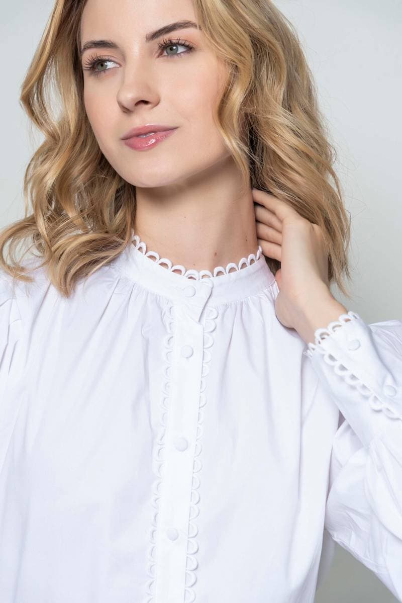 Brand new 100 per soft cotton lace scallop trim blouse with cuffs and mismatched mother of pearl but - Image 2