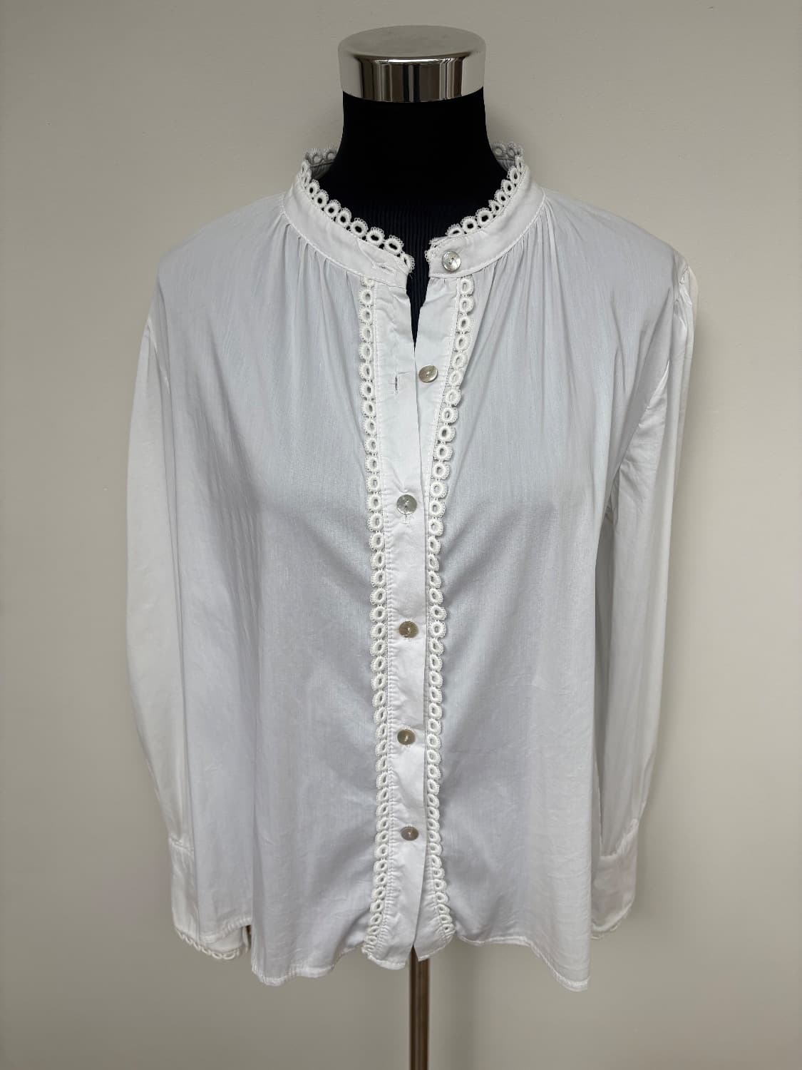 Brand new 100 per soft cotton lace scallop trim blouse with cuffs and mismatched mother of pearl but - Image 4