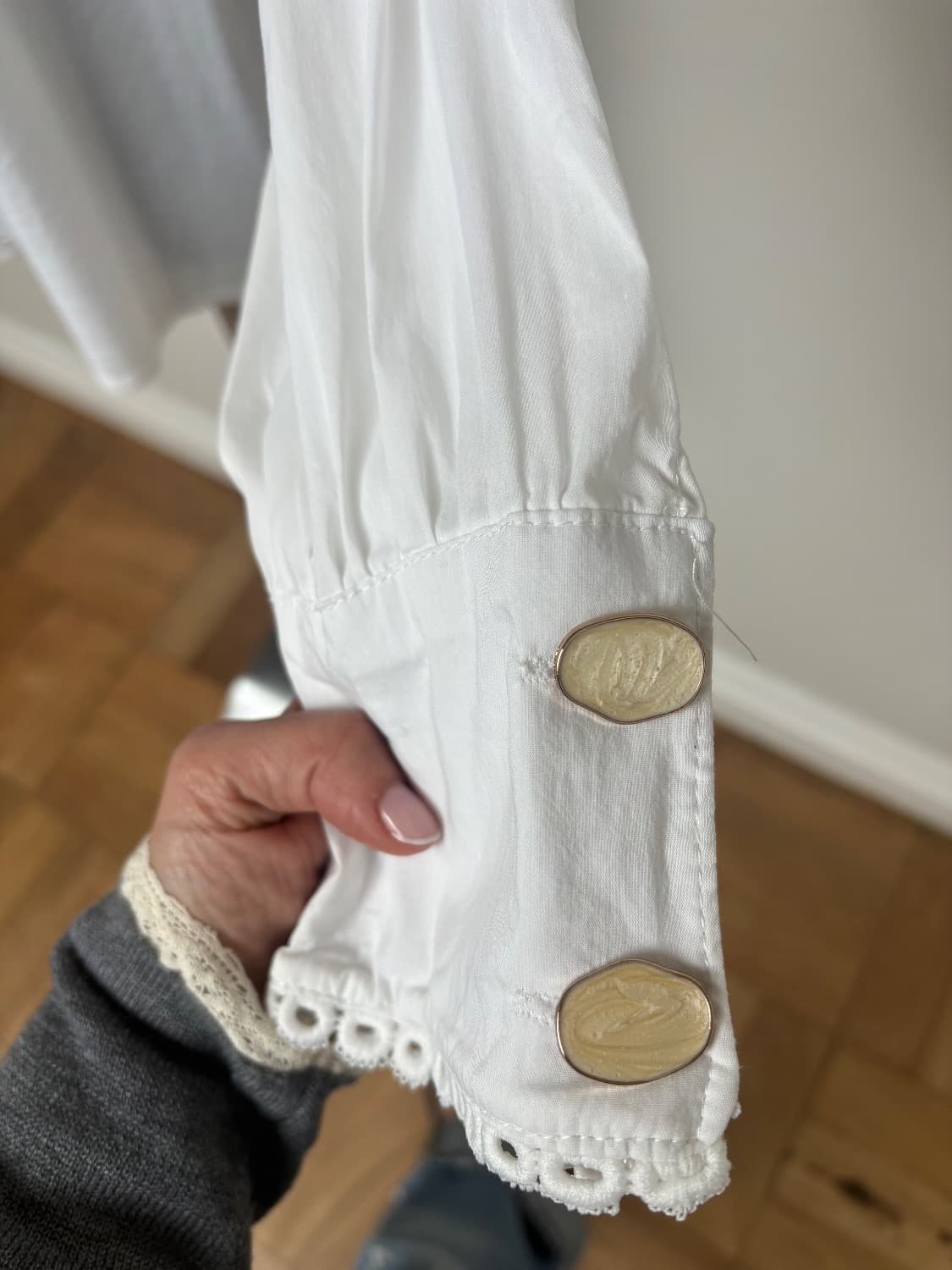 Brand new 100 per soft cotton lace scallop trim blouse with cuffs and mismatched mother of pearl but - Image 3