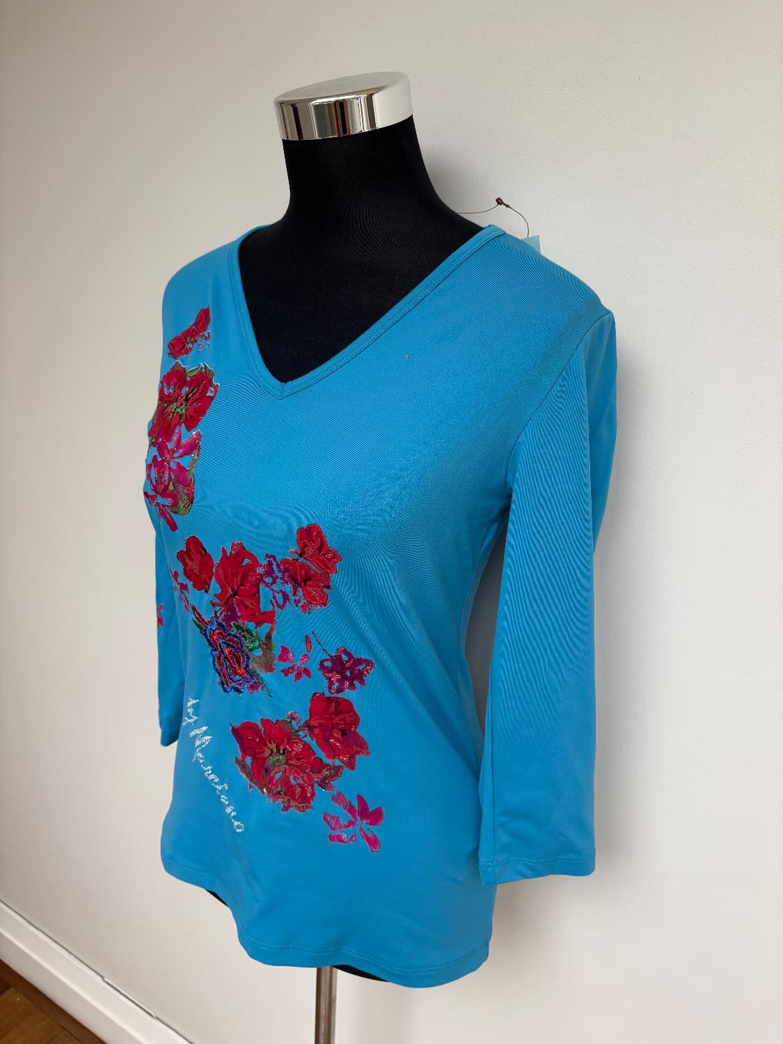 Turquoise 3/4 sleeve guess by Marciano v neck with red rose embroidery. Poly/Elastan - Image 3