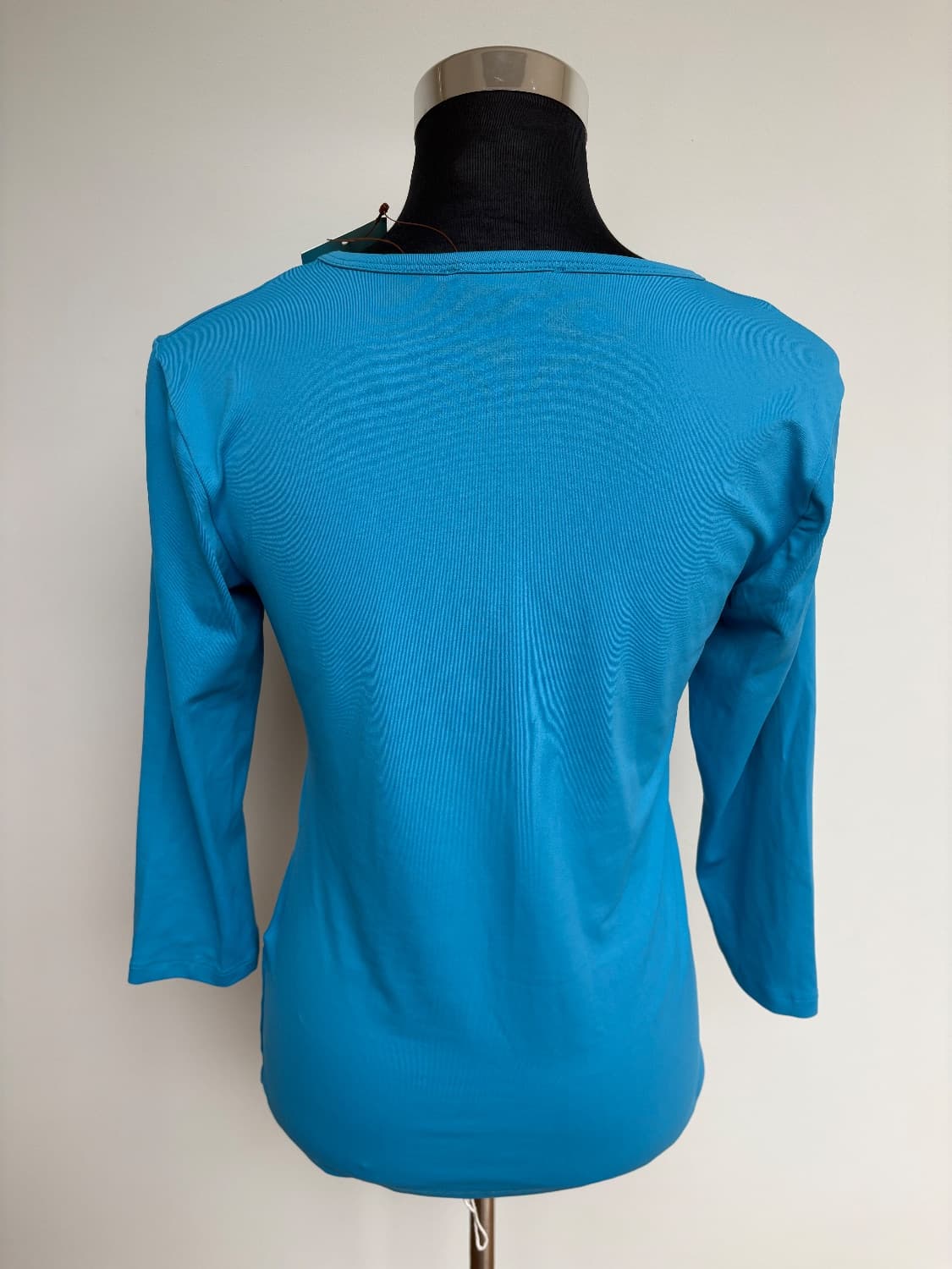 Turquoise 3/4 sleeve guess by Marciano v neck with red rose embroidery. Poly/Elastan - Image 4