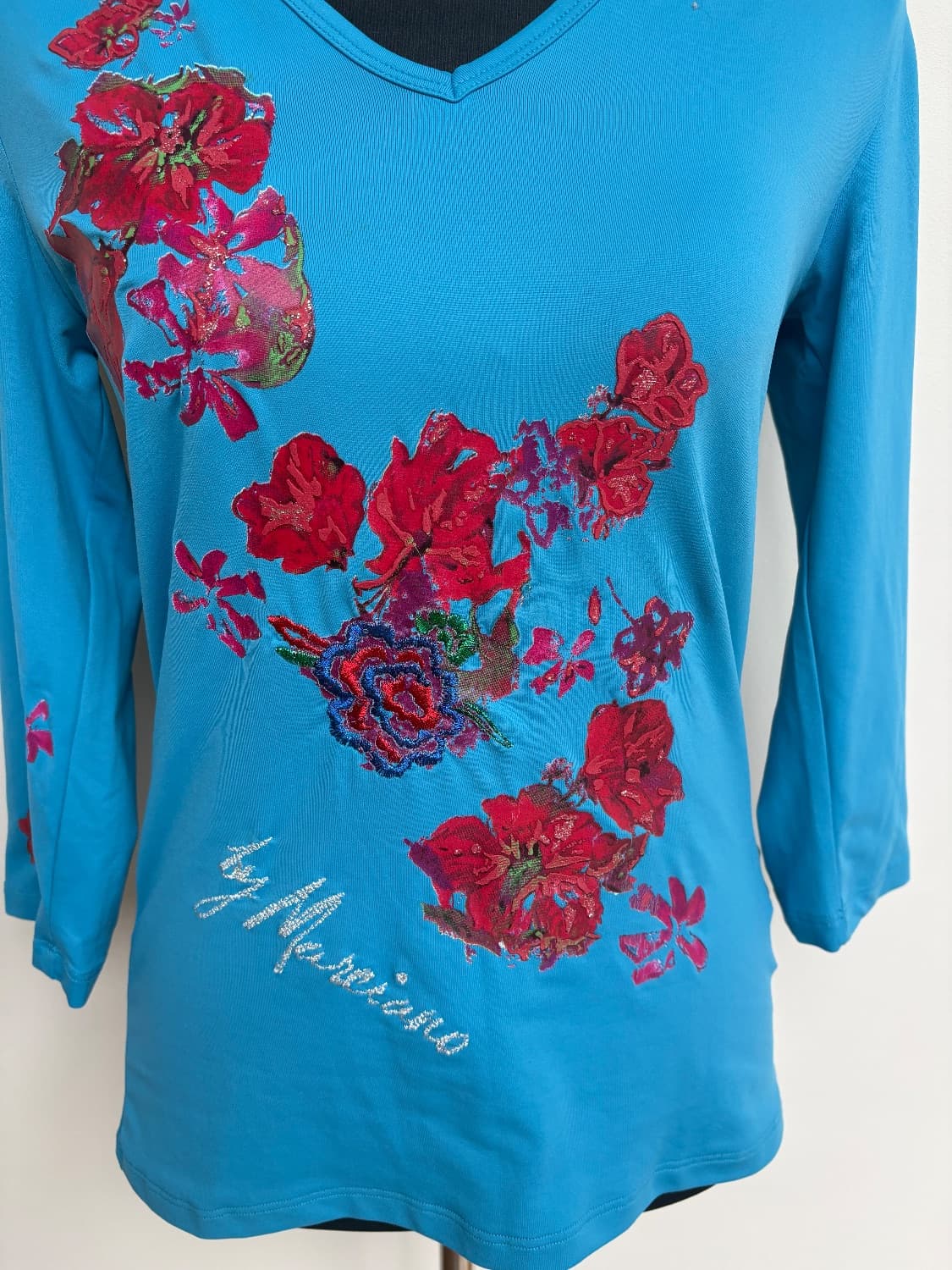 Turquoise 3/4 sleeve guess by Marciano v neck with red rose embroidery. Poly/Elastan - Image 2