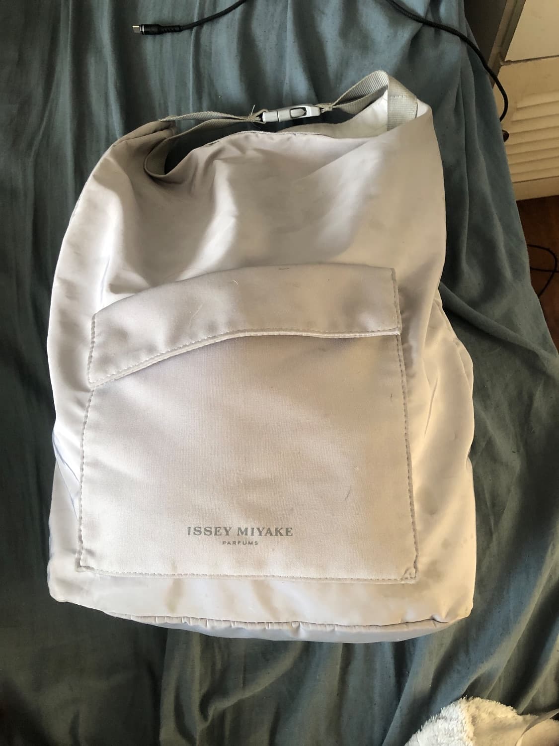 Issey miyake grey shoulder bag, it is a used item with minor marks, can be cleaned, but it great con