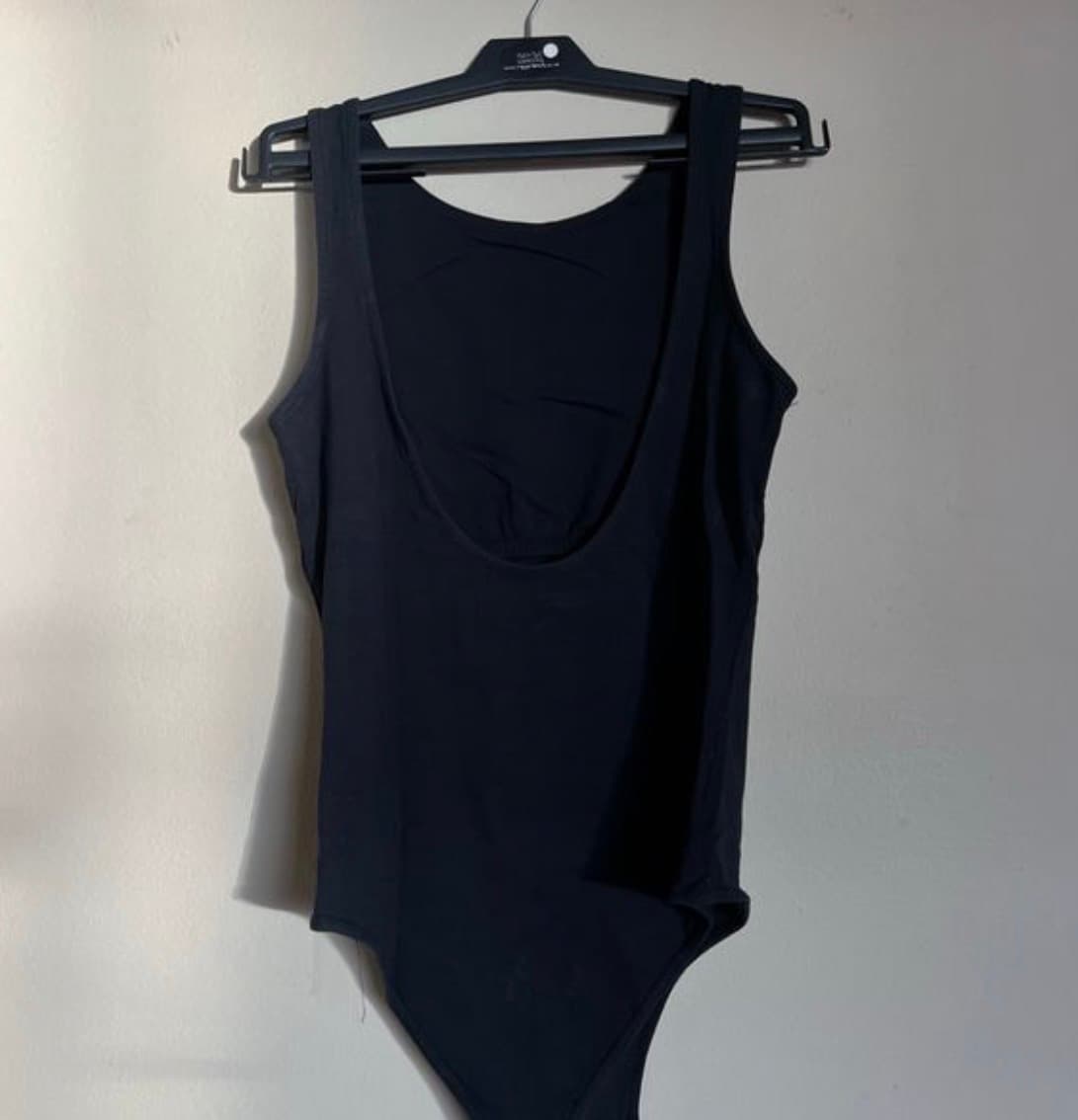 Women’s black top with low back - Image 2