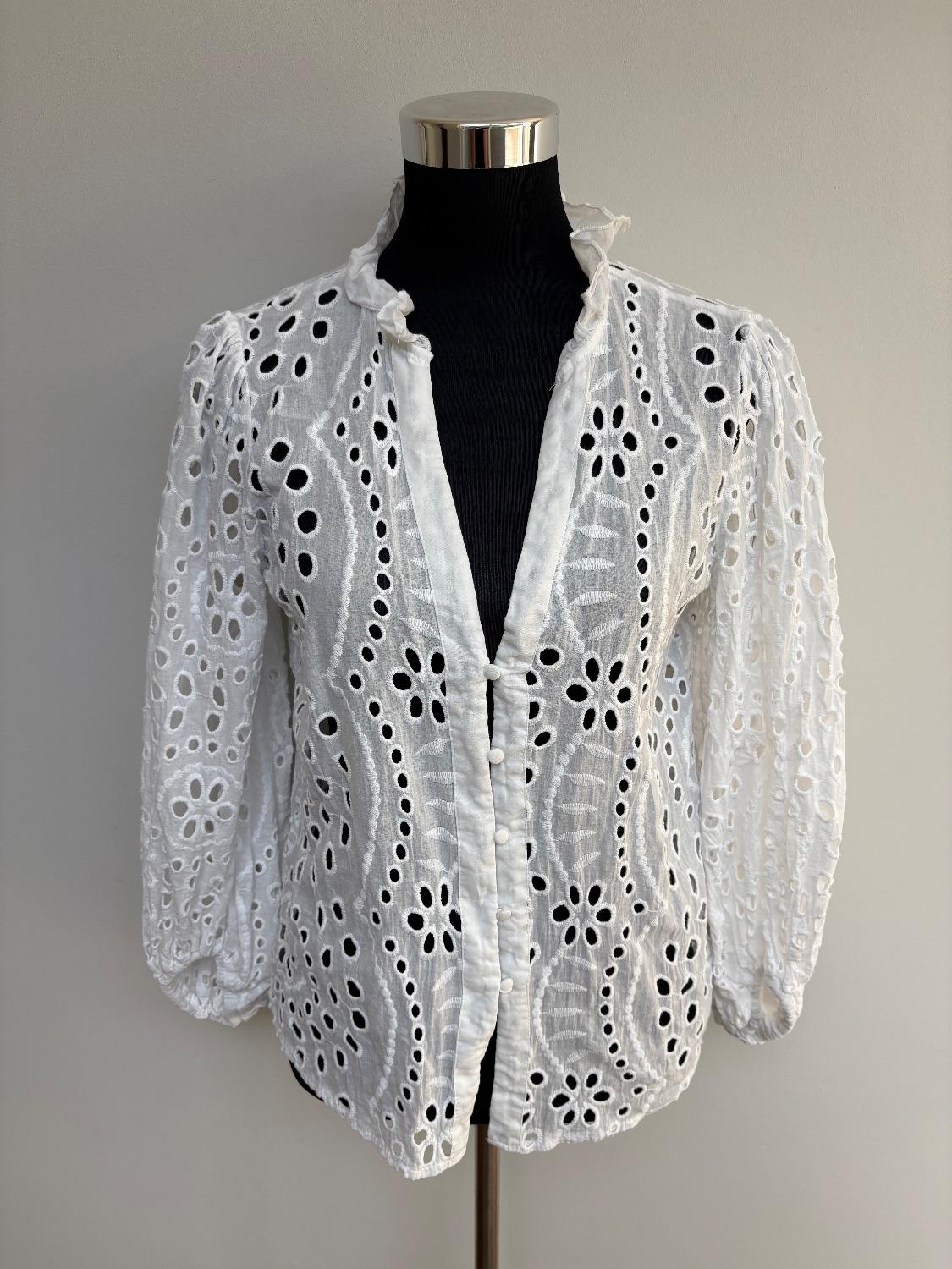 White Cutwork anglaise Blouse with baby buttons and slight puff shoulder . Size M - Image 4